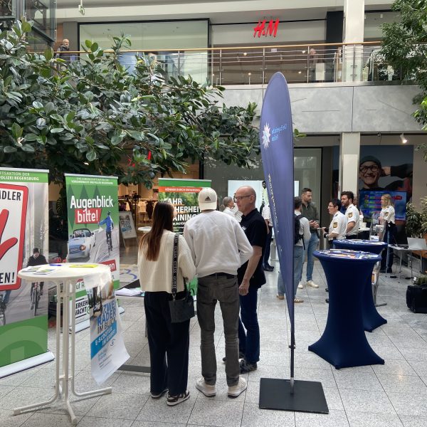 Infostand mit Polizei am 28. April